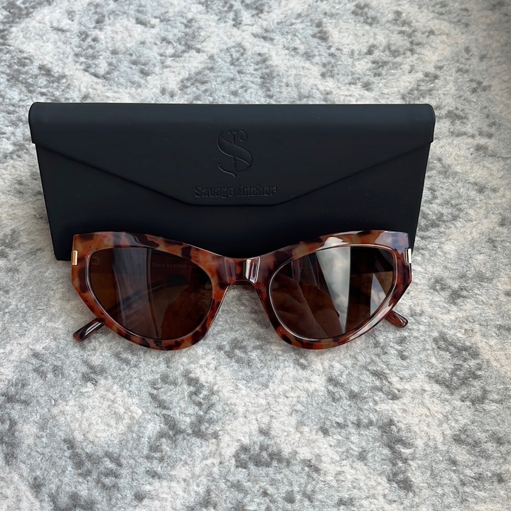 Cat eye statement sunglasses